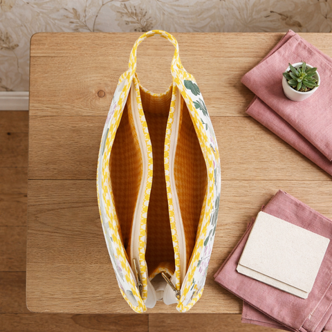 GIRAFFE PARADISE PRINT TRIOZIP TOILETRY BAG